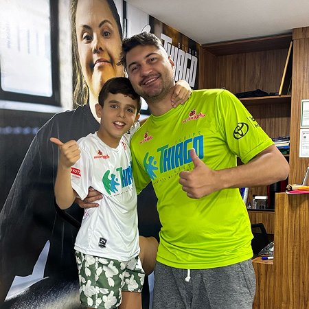 thiago-camisa-verde e aluno dando beleaza 2